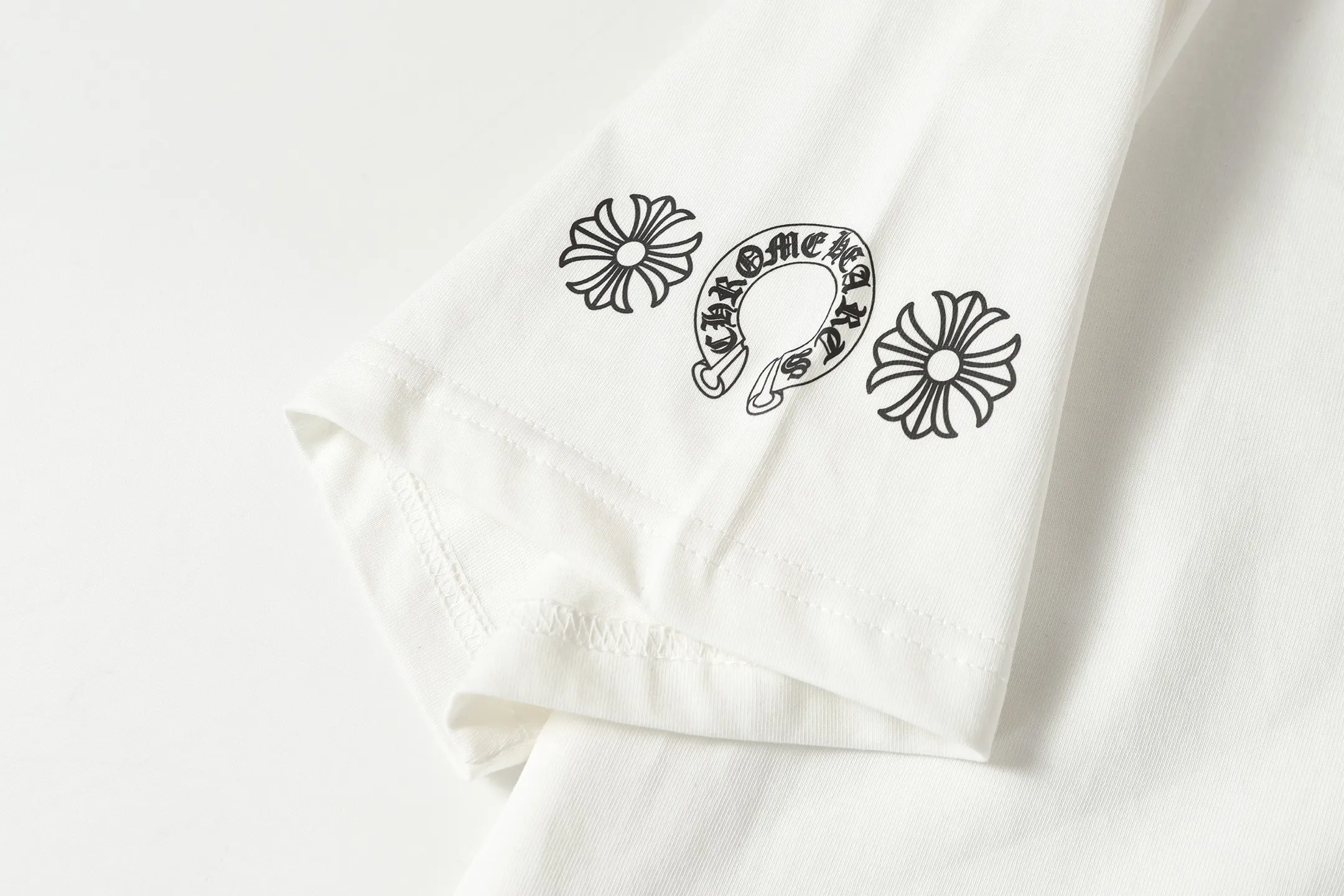 P160 Chrome Hearts CH Chrome Hearts Colorful Horseshoe Sanskrit Letter Printed Short Sleeve T-shirt Uses direct injection imported machine printing Hardware and accessories are milled and customized Correct configuration Black 2025 Chrome Hearts authentic packaging 260 grams of custom-dyed double yarn cotton Large version Loose and stylish Differentiated from low version slim and long version The upper body stretches the hips 100% commitment: top quality Not fast food The highest version on the market Top quality - different from the ordinary versions on the market If you care about quality, you should also respect the price. Absolutely 0 after-sales service and 0 return rate so far. It’s hard not to love the style - 260g double yarn cotton custom dyed fabric - Correct high-density main mark, washed tag, hand-sewn